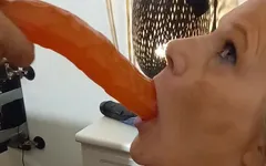 Une MILF sexy s’enfile un gode dans la gorge