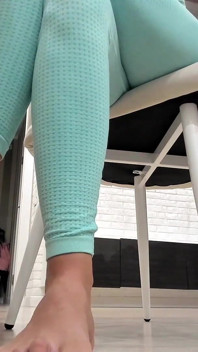 Nackte füße verehren in leggings - live-stream