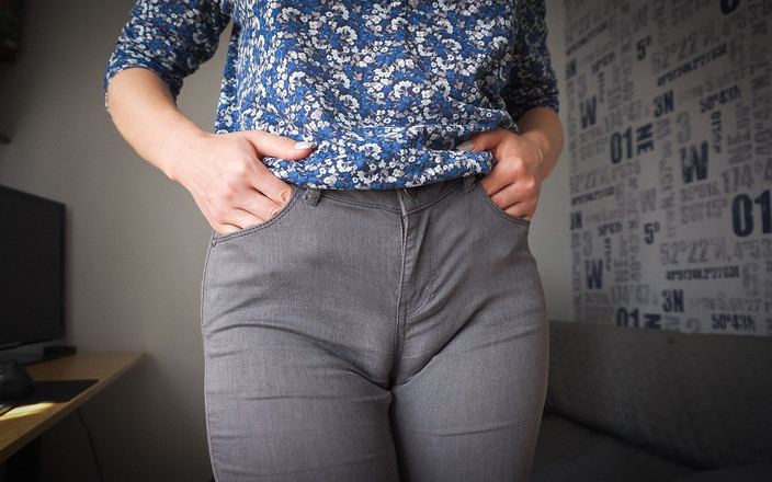 Teasecombo 4K: Rekan nakal menggodamu dengan camel toe dengan celana jins ketat