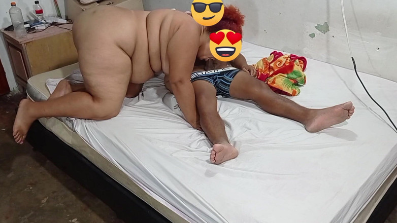 Gordita Culo Rico: Mi hijastro entra en mi habitación y comienza a tocar...