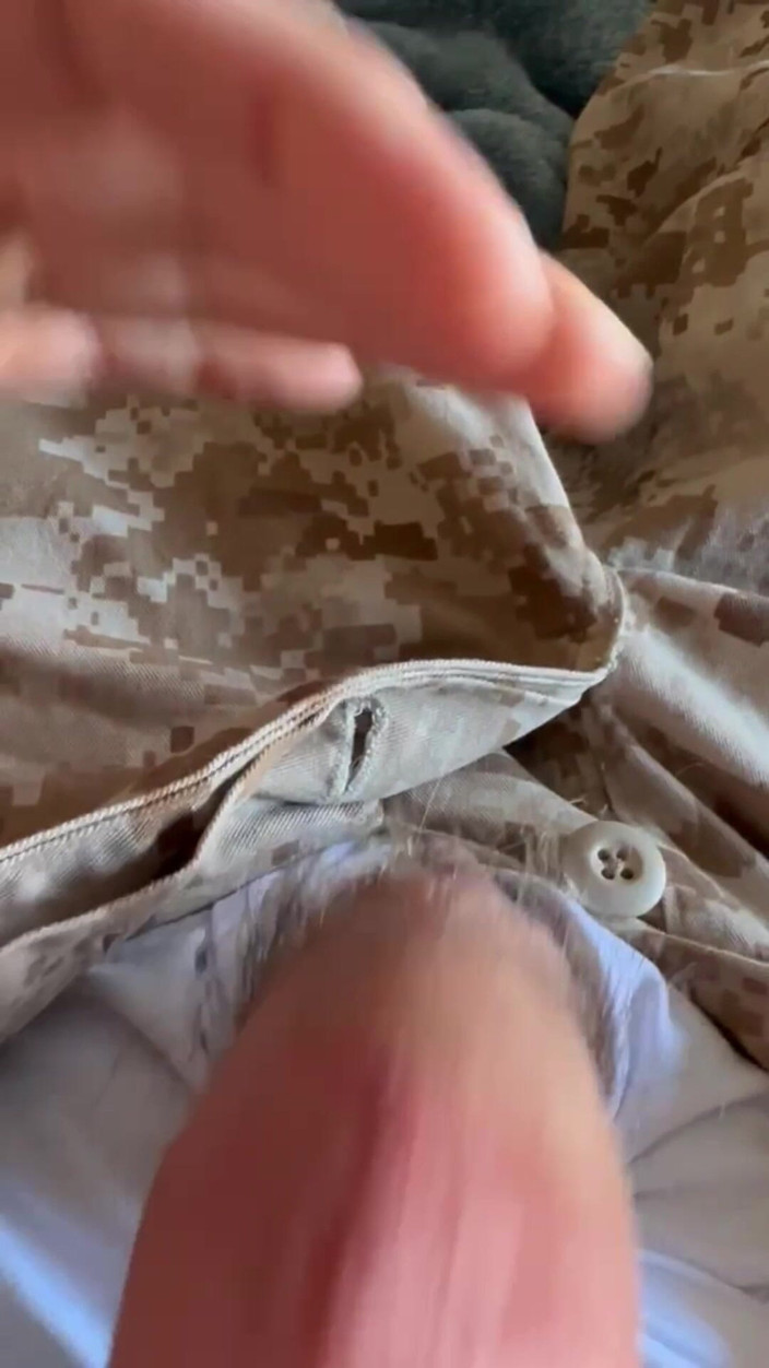 Gay Soldier Stuff: в тугих підніманнях сардж і одній з форм Usmc з минулого підключення!