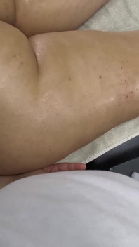 Üvey annem masöre dokunuyor ve ona elle muamele sunuyor