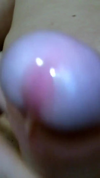 Me masturbo y masajeo mis bolas con mi esperma