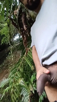 Na procházce k řece - masturbace a venkovní močení