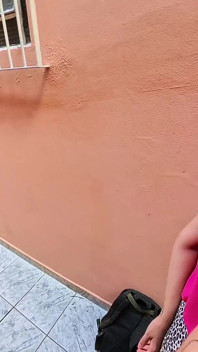 La studentessa sorpresa a fumare si è fatta strappata i vestiti ed è stata scopata