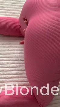 O blondă a venit în vizită după sala de sport pentru a fi futută în curul ei strâmt.