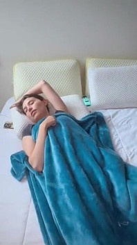Vecina care se preface mereu că vrea să fie lesbiană