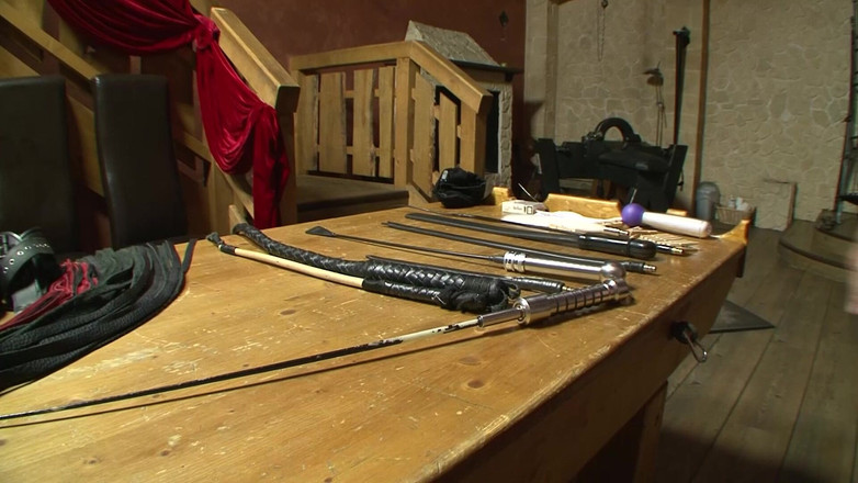 Absolute BDSM: BDSM- la schiava viene bacchettata e costretta a ringraziare il...