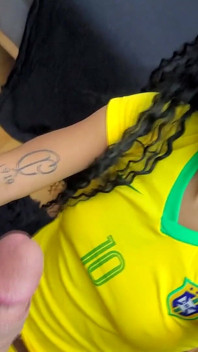 En primer plano - follando al vecino caliente antes del juego de la copa del mundo de Brasil