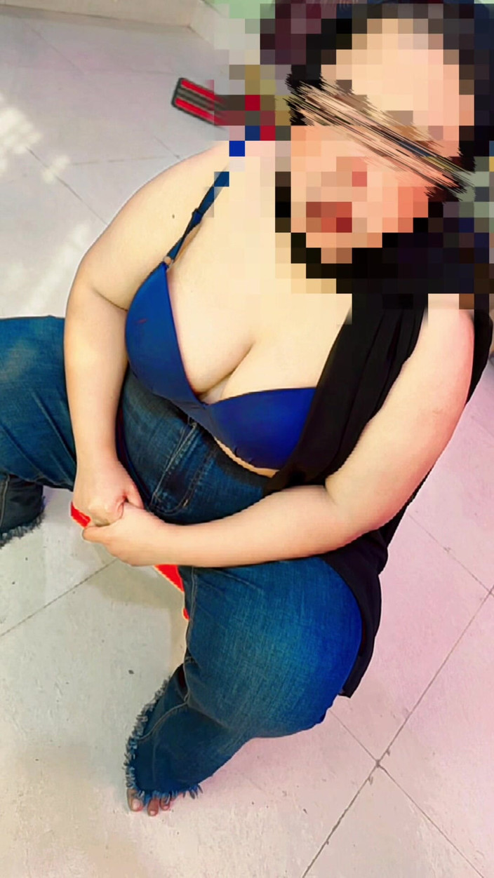 Aria Mia: Musulmana árabe linda grandota caliente universitaria acaba de desnudar su vestido...