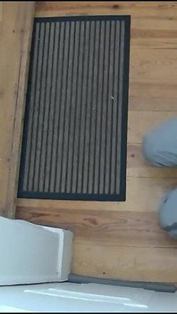 Un băiat disperat lăsat afară de colega lui de plat se udă și apoi își ia revanșa