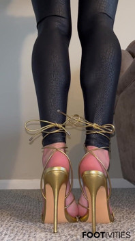 Piedi di ivy in tacchi dorati e leggings in lattice