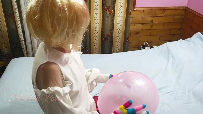 Abella Love: Une fille bizarre fait sauter le ballon avec un cul