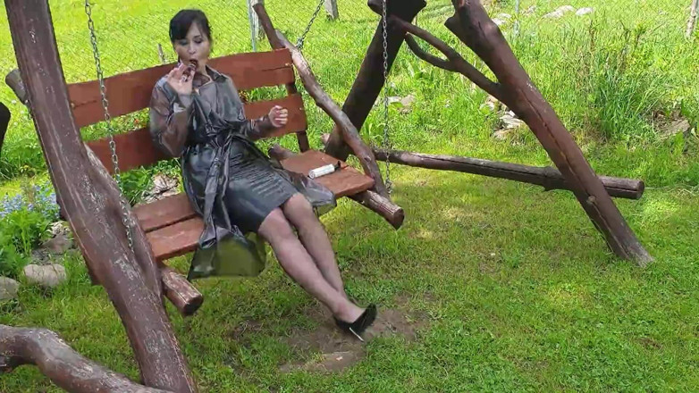 Wanilianna: Pláštěnka, silonky a podprsenka s otevřenými bradavkami
