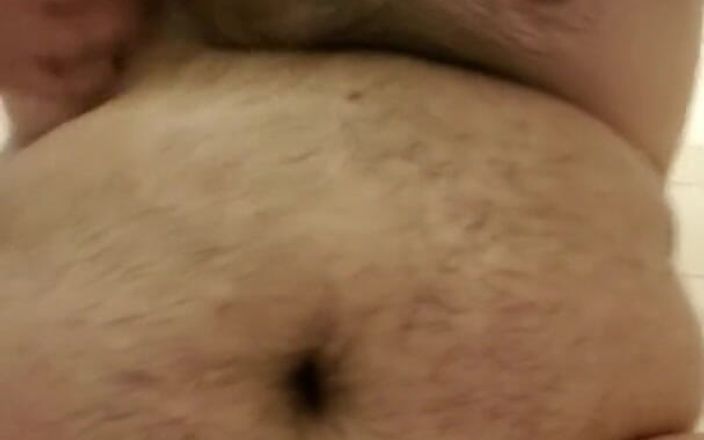 Chunky Belly Boy: शॉवर में पेट जिगल्स और डिल्डो