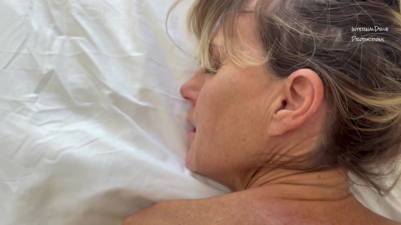 InternalDrive: 俯卧的屁股崇拜埋在她性感的屁股中的大鸡巴。第2部分