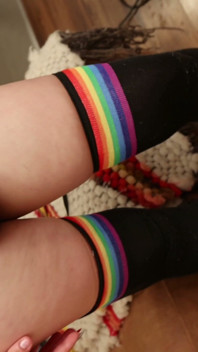 T-shirt jaune et chaussettes arc-en-ciel, plaisir d’Halloween, partie 1