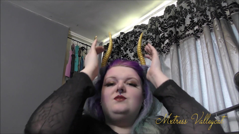 Mxtress Valleycat: Demonic nail tapping