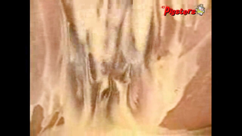 Pigsters: Puta tetona Jasmine Delaunay mojada y desordenada en la bañera