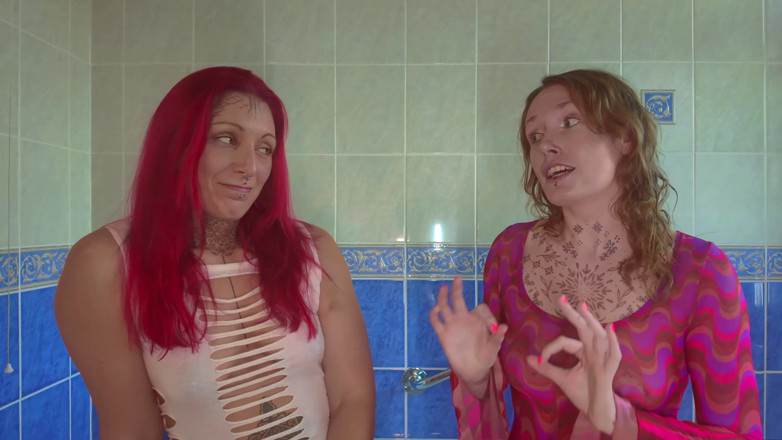 Goddess Transcendence: Je lui présente le wetlook, réveil pervers dans son bain...