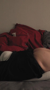 Ranní rutina. Femboy nemůže pomoci, ale ponižující polštář, představa, že váš těsný zadek naplněný jeho spermatem