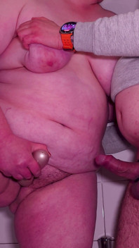 La mia matrigna mi ha sorpreso sotto la doccia - entrambi abbiamo squirto in modo incontrollabile