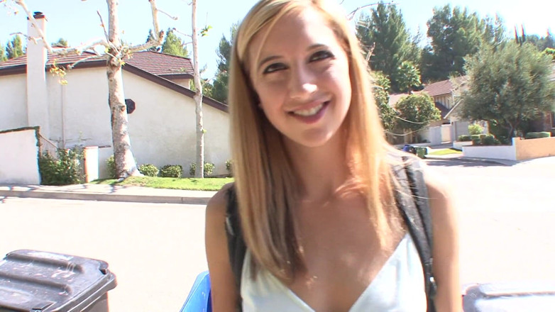 Smokin Hot Teens: Yaşlı adam sokaktan alınan çarpıcı sarışın genç kızı sikiyor