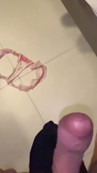Cuckold make cumming in handjob Medan okänd kuk knullar sin fru utan kondom och slår röpan på den stygga!