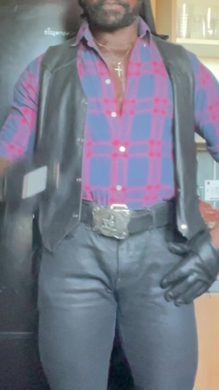 Black Muscle Stepdad: Schwarzes leder raucht, vater