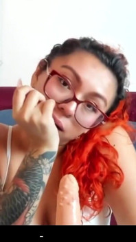 Kleurrijk Haar Meisje Maakt Een Grote Deepthroat P1