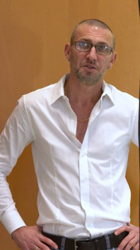 În culise, doctorița shemale este futută de un pacient foarte excitat.