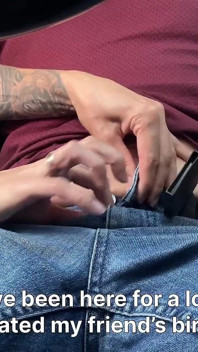 Macecha dělá deepthroat nevlastnímu synovi v autě do throatpie