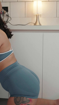 큰 엉덩이 MILF가 집 주방에서 의붓아들과 섹스하다