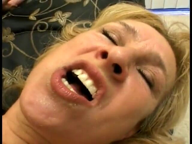 First Black Sexperience: Salacious, blonde milf mag es, den knauf zu polieren, während...