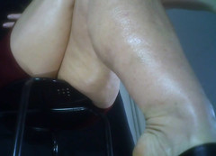 MisS Angel: 彼女の脚を下から撮影