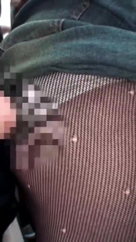 Sorprese dalla folla, le mogli seducente girano i tavoli e giocano con la sua tensione crescente su un bus pieno - scena 3