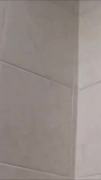 Brunette dengan payudara besar disetubuhi oleh kontol keras