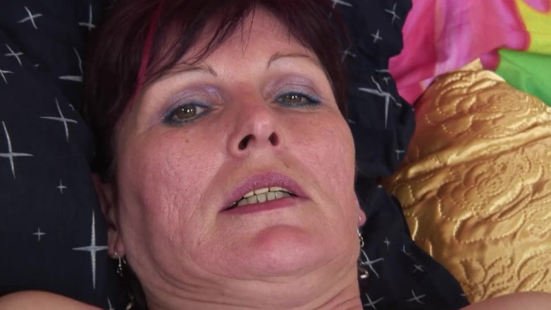 LetsGoEroticOnly: Milf masturbiert mit dildo und fickt typen hart