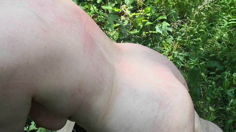 Bouncy Tits Action: Azotar mi espalda al aire libre