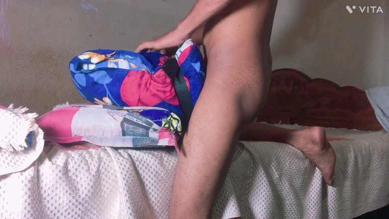 Desiraat23: Mi piace scopare il mio cuscino