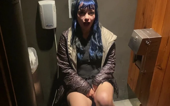 ShortsXXX: I Found Her in the Restaurant Bathroom and She Didn’t...