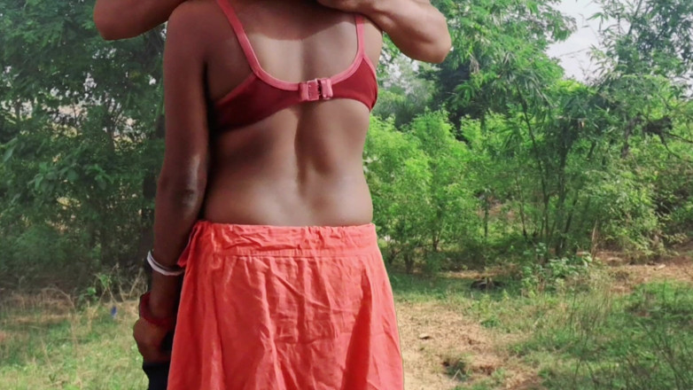Trilokinath: Pasangan sange ngentot di hutan india di luar ruangan
