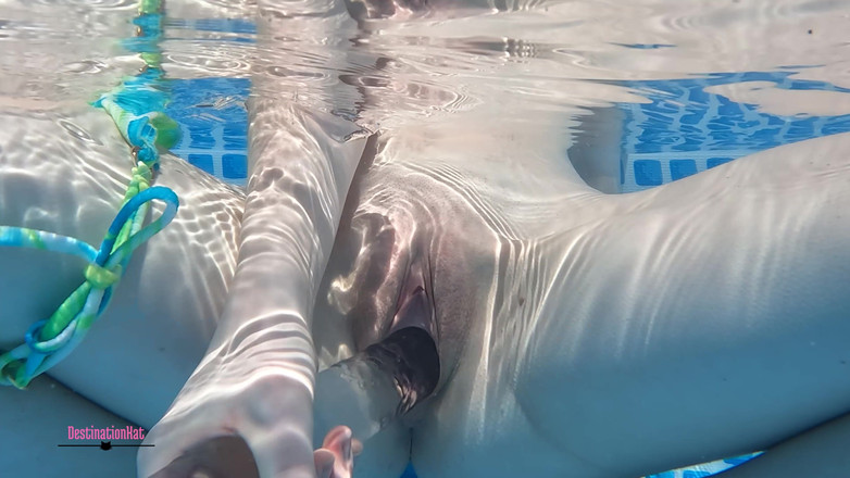 Destination Kat: Unterwasser-dildo und sahne