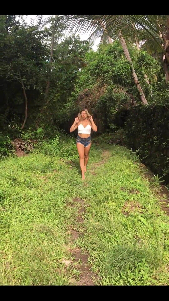 Naughty Girl TS: Trans Blonde memamerkan tubuh alaminya