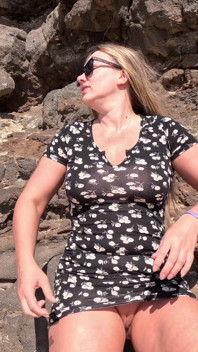 POV inga trosor under kort klänning på den offentliga stranden