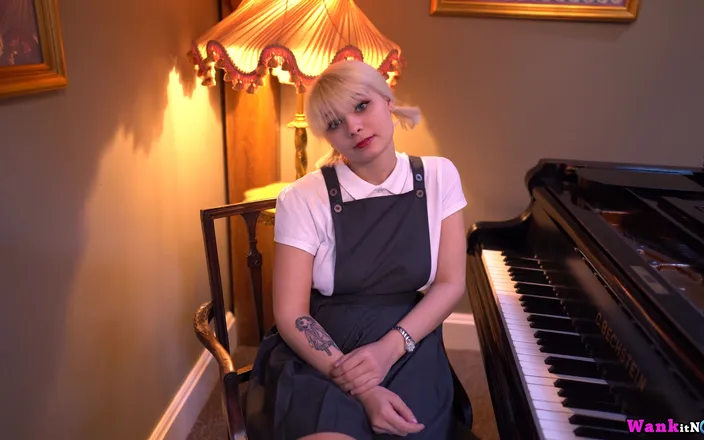 Wank it Now: Baby Dolliiy - Pianists Penis