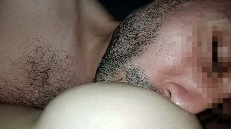 Kriztalyaram: 我们用传教士体位做爱时吮吸她甜美的乳头，让我丰满的妻子呻吟得很响亮