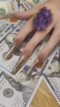 Findom: Zeița numerarului contează bani și te face să te închini decolteului ei și picioare