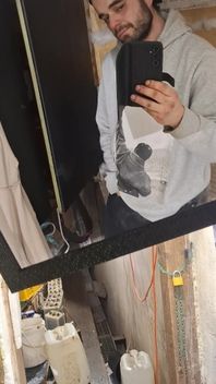 Mă uit la mine în oglindă dacă sunt sexy acum