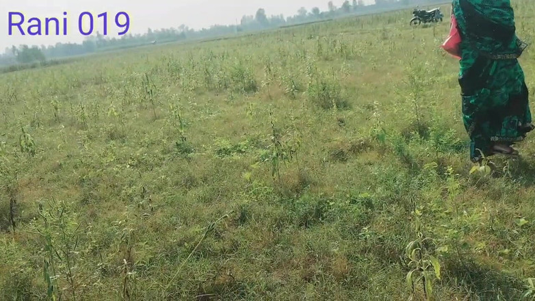 Rakesh: Une bhabhi desi se promène dans la jungle et part